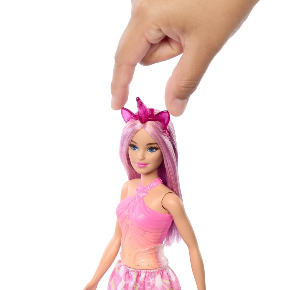 Barbie - Bambola sirene e unicorni, con capelli fanstasia e cerchietto, corpetto ispirato alle conchiglie e gonna colorata, stivali inclusi, giocattolo per bambini, 3+ anni, HRR13