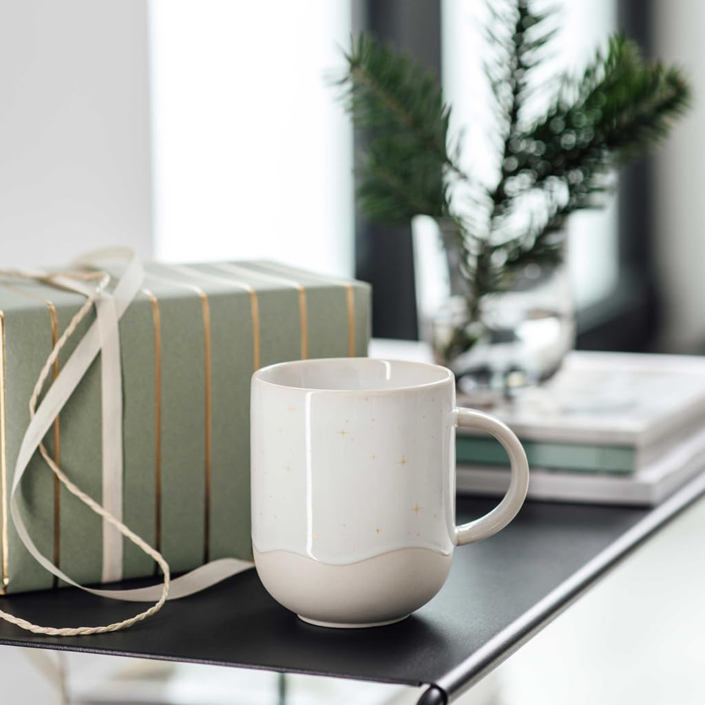 like. by Villeroy & Boch Winter Glow Becher mit Henkel 6er Set, 350 ml, Weihnachtlicher Kaffeebecher mit Effektglasur und Sternchen-Dekor, Premium Porzellan, Beige