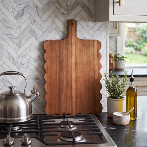 Tabla de cortar de madera con borde ondulado y asa miniatura 1