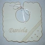 Medida babero 19.5 x 19.5 cm. PRIMERAEDAD/Babero piqué con entredos de bolillo personalizado con nombre