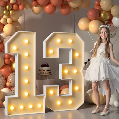 Décorations de 13e anniversaire sous chapiteau avec grands chiffres lumineux