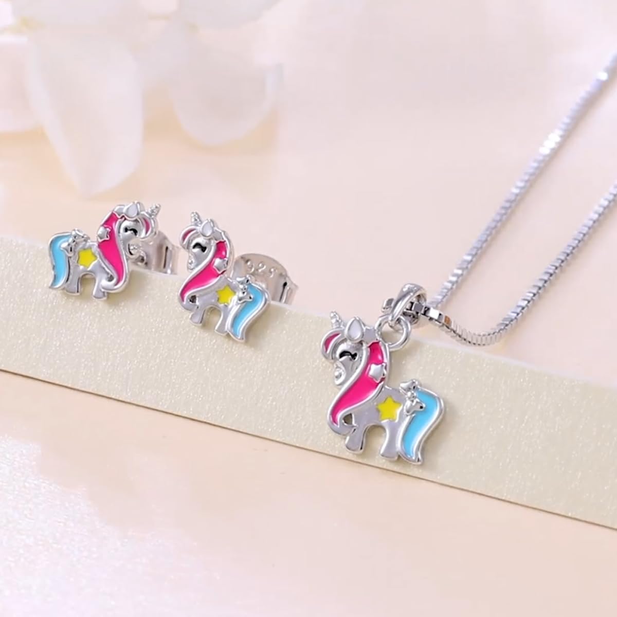 PAVELS Einhorn Schmuckset für Mädchen - Ohrstecker und Kette aus echtem 925 Silber - Magischer Kinderschmuck für besondere Anlässe - Perfekte Geschenkidee für junge Schmuckliebhaberinnen