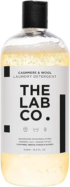 The Lab Co. Cashmere and Wool Laundry Wash 500ml. Non-Bio washing detergent for woollens to be use in your washing machine or handwashing. Scented with Cinnamon, Myrrh and Cedarwood. Up to 32 washes.