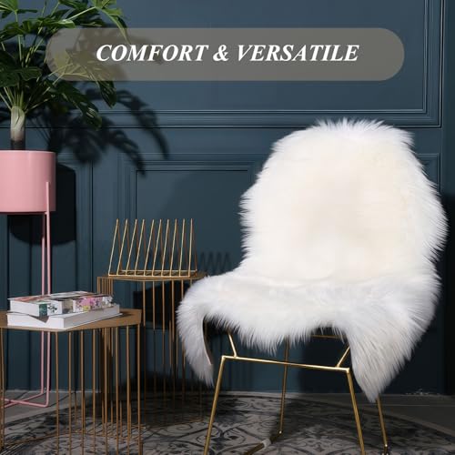 AMFUN Faux Lammfell Schaffell Teppich, Longhair Flauschiger Teppich, Flauschiger Schaffell Lammfell Fellteppich Waschbar, Weicher Fell Carpet für Stühle Sofa Schlafzimmer(Weiß, 60 x 90 cm)