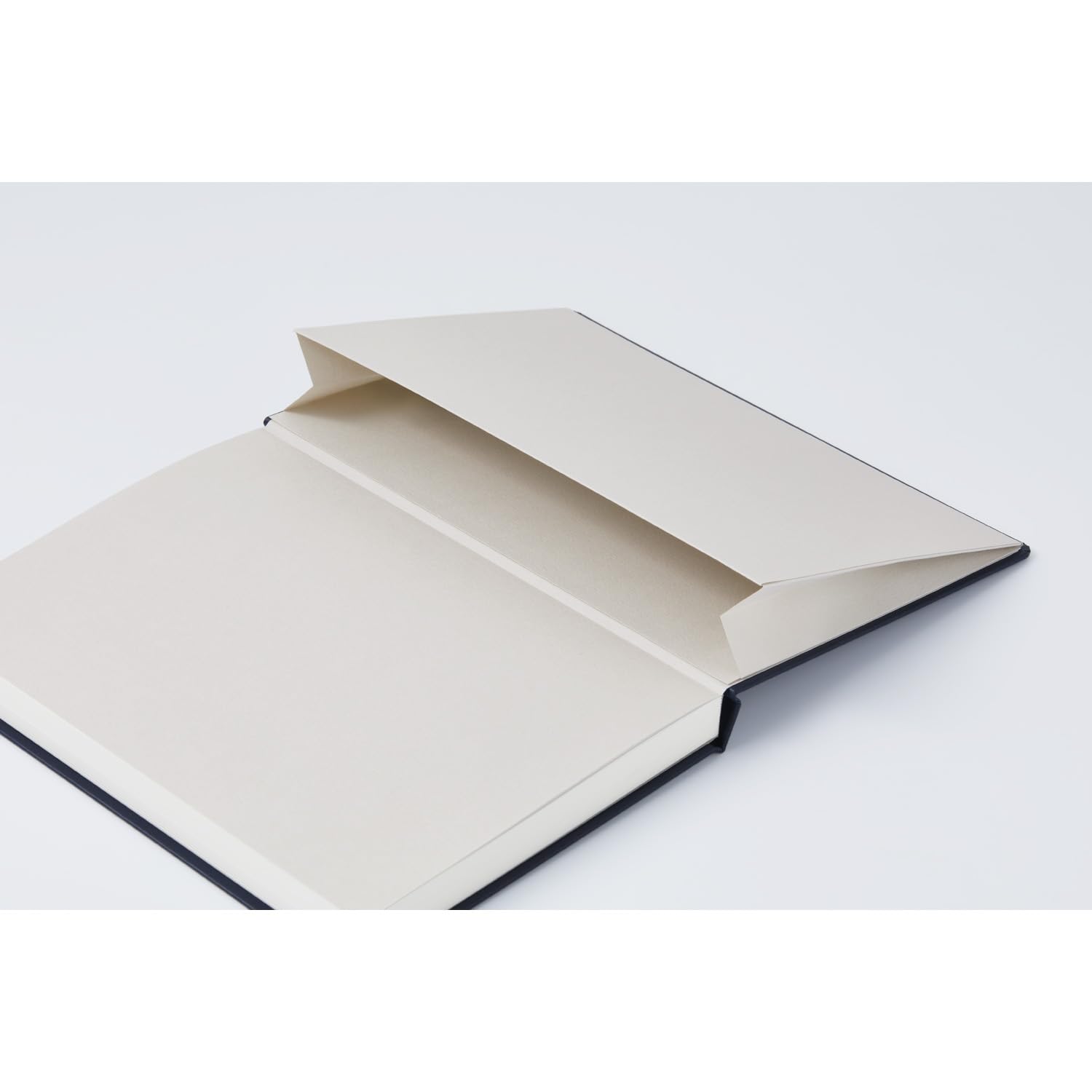 Maruman MNEMOSYNE Carnet de notes 21,6 x 15,2 cm (A5), grille à points de 5 mm, couverture rigide avec bande élastique, marque-pages et poche intérieure, 90 g/m², 120 feuilles/240 pages, bleu marine,