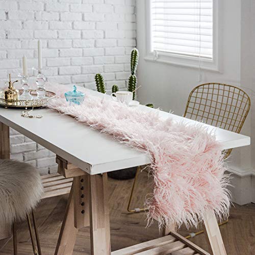 Chemin de table fausse fourrure rose pour sublimer une table sans éclat