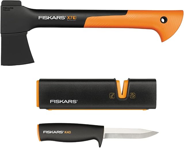Fiskars, Siekiera uniwersalna: Osłona ostrza i zabezpieczenie transportowe w zestawie, Długość: 35,5 cm, X7-XS, 640 g; Ostrzałka do siekier i noży, Xsharp; Nóż uniwersalny: z pokrowcem, K40,