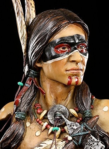 Figuren Shop - Buste indien - Figurine indienne avec Tomahawk. Pierre artificielle peinte à la main. Hauteur 35 cm, largeur 13,5 cm, profondeur 9,5 cm. Couleur Terre.