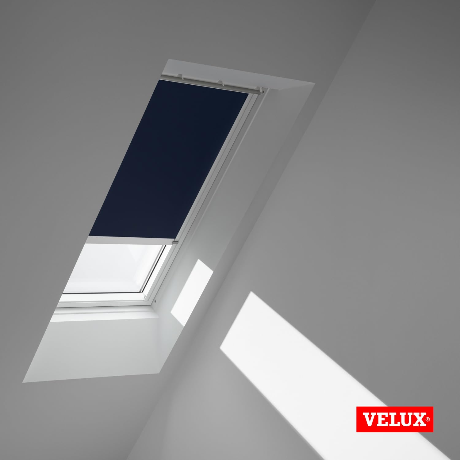 VELUX Solar Verdunkelungsrollo, weiße Schienen, M04, Dunkelblau | Solarbetrieb, Fernbedienung, stufenlose Anpassung