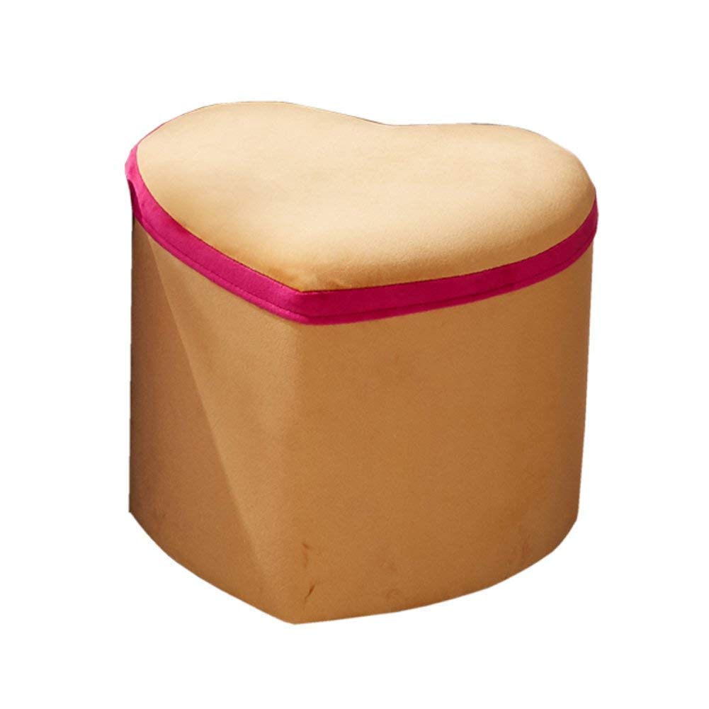 Pouf repose-pieds en cœur autour de la table basse en bois de salon