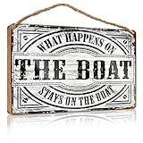 ホームサイン デコレーション What Happens On The Boat Stays On The Boat 木製サイン 面白いポーチ装飾 バー装飾とアクセサリー(サイズ:20X30CM)