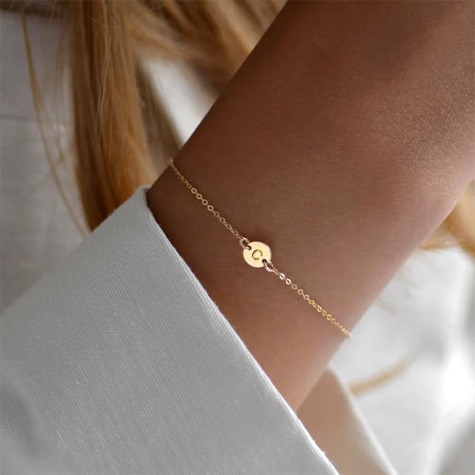 Miniatura 4 de Pulsera de acero inoxidable chapada en oro de 18 quilates, pulsera personalizada con dije de letra, pequeño disco delicado con monograma, pulsera