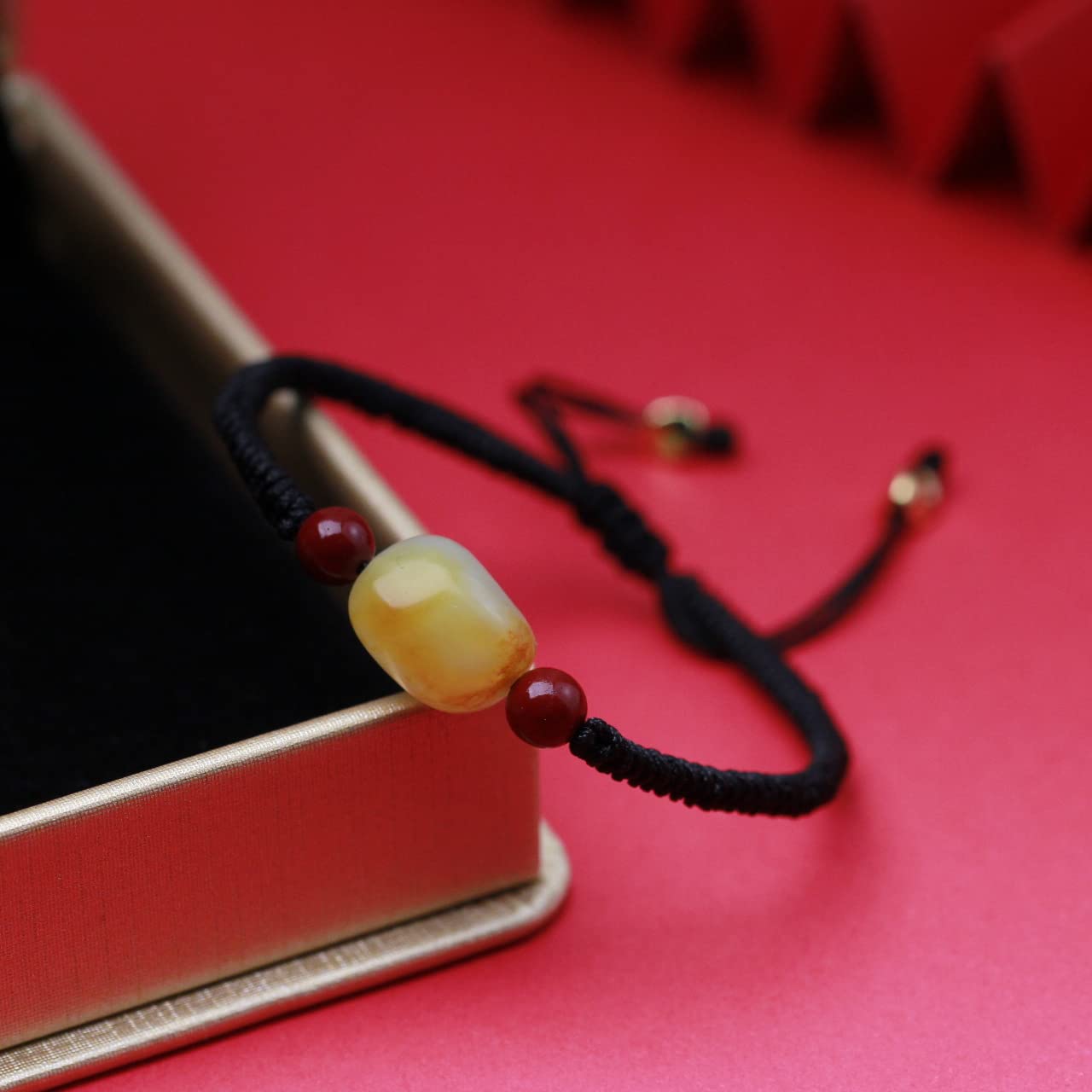 Brazalete encantado Piedra preciosa natural Hetian Jade Pulsera Pulsera de hilo rojo Pulsera de cuentas de cristal irregular for mujeres Hombres Amuleto Pulsera de buena suerte Regalos de joyería for
