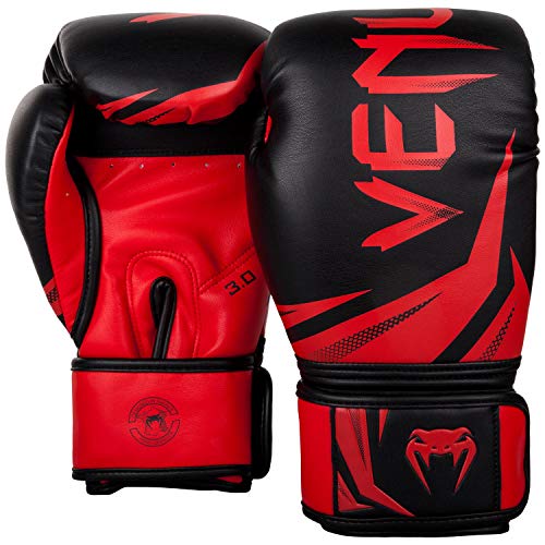 Vista lateral de guantes de boxeo Venum Challenger 3.0, muestra el ajuste y cierre de velcro
