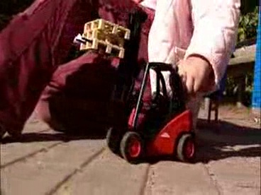 Chariot élévateur Linde H30 D avec 2 palettes Bruder 02511