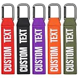 Comment personnaliser : 1. Cliquez sur « Personnaliser ». 2. Choisissez la couleur et le style de police du porte-clés. 3. Saisissez le texte sur le porte-clés, puis ajoutez au panier.