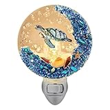 Délice sur le thème de l'océan : cette veilleuse présente divers motifs d'éléments s, tels que des poissons, des coraux, des algues et des étoiles de mer, qui créent un design sur le thème de l'océan plein d'atmosphère océanique.