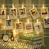 🎉【20 LED 3,15 metros de largo】Puede sustituir sus luces tradicionales y sus cuadros de fotos por esta moderna guirnalda led de batería con pinzas para sujetar sus fotos. Puede decorar su habitación y también exhibir sus fotos gracias a las pinzas de plástico colocadas en cada uno de los 20 LEDS con 15 centímetros de espacio entre uno y otro.