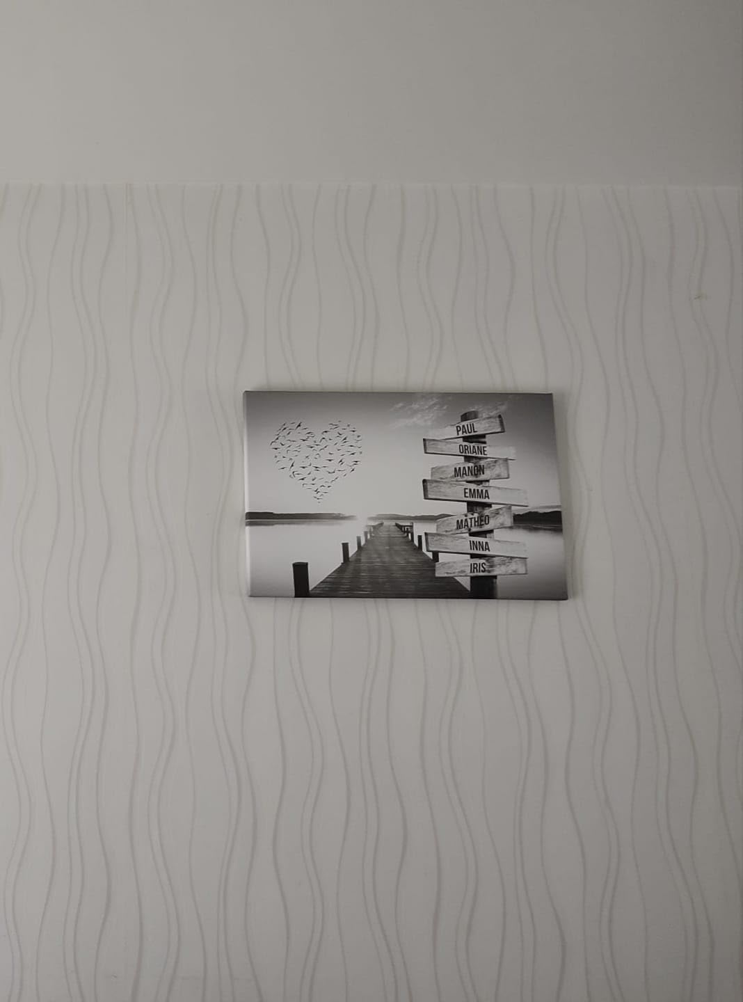 Toile personnalisée avec cadre prénom famille Coeur et ponton coucher de soleil Noir et Blanc tableau … (60 x 40 cm)