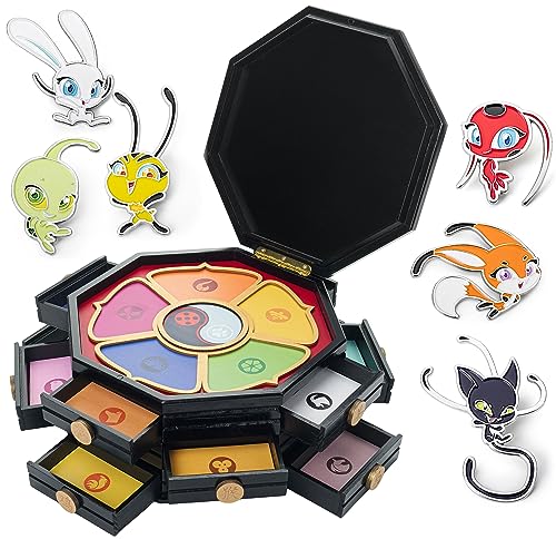 corimori - Cofanetto in legno di “Miraculous - Le storie di Ladybug e Chat Noir”, prodotto con licenza ufficiale, Miracle Box del maestro Fu, set da 2 pezzi, 26 cm + 6 spille