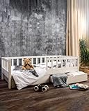 KEIN NÄCHTLICHES HERAUSFALLEN AUS DEM BETT MEHR. Die Sicherheit Ihres Kindes steht an erster Stelle. Unsere Betten sind nur 29 cm vom Boden entfernt, haben ein eingebautes Gitter, um Stürze zu verhindern, und wir haben alle Kanten abgerundet, damit es nirgendwo scharfe Ecken gibt.