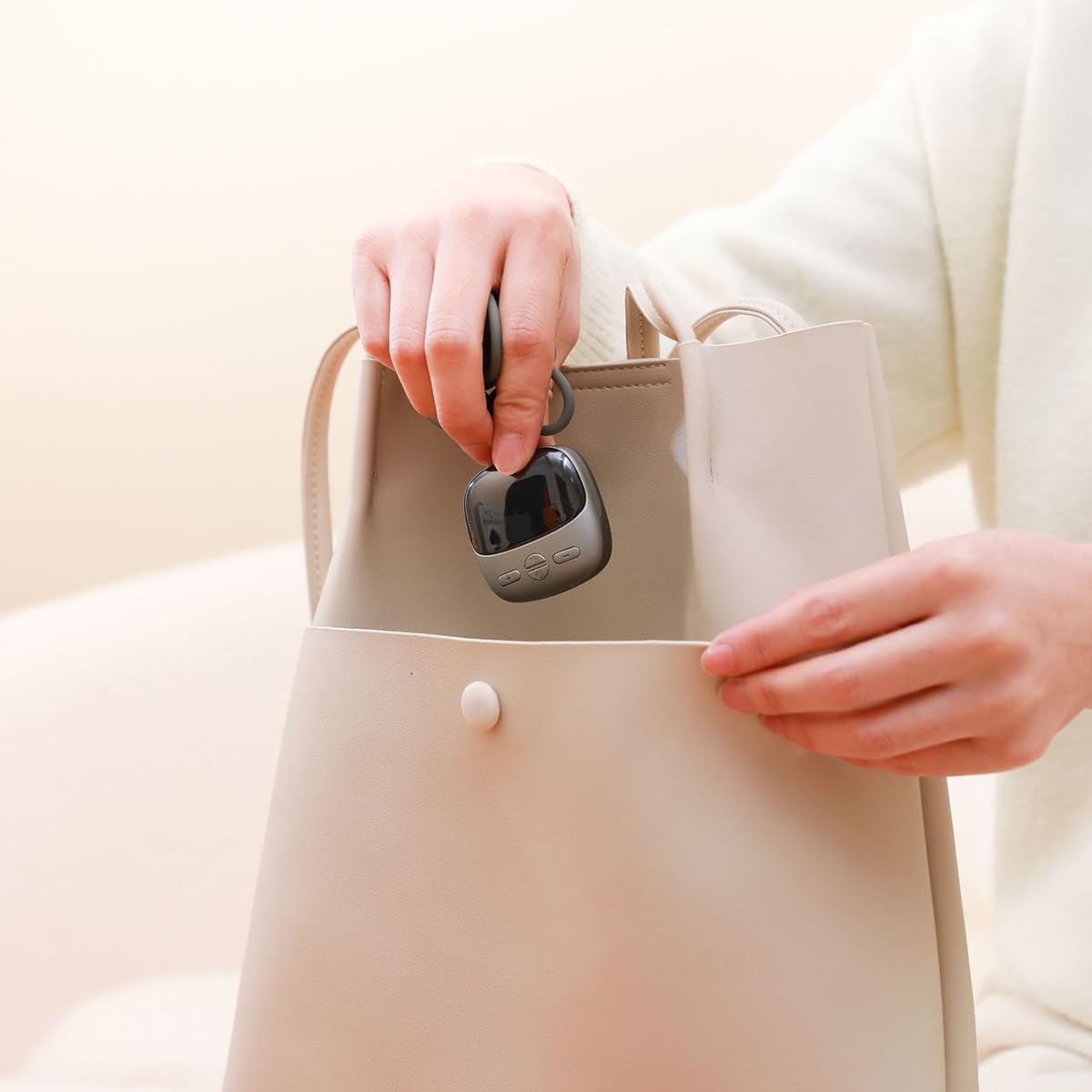 Raviso Tragbarer Nackenmassager Mini Nackenmassagegerät mit 4 Modi, 9 Stärken, 3 Gängen, Heißkompresse & Dual Pulse - Intelligentes Anhänger Halsketten - Massagegerät für Reisen