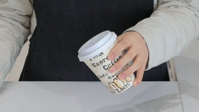 Image of Amazon Basics Disposable Hot Paper Coffee Cups with Lids, To Go, Cafe Design, 16 oz, 100-Count