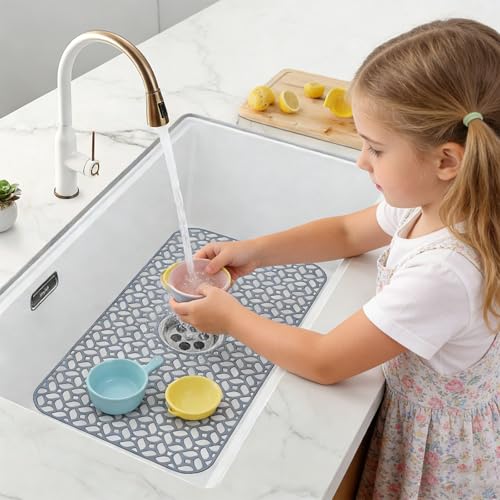 Fregadero de cocina gris con escurridor de platos y mango protector 4