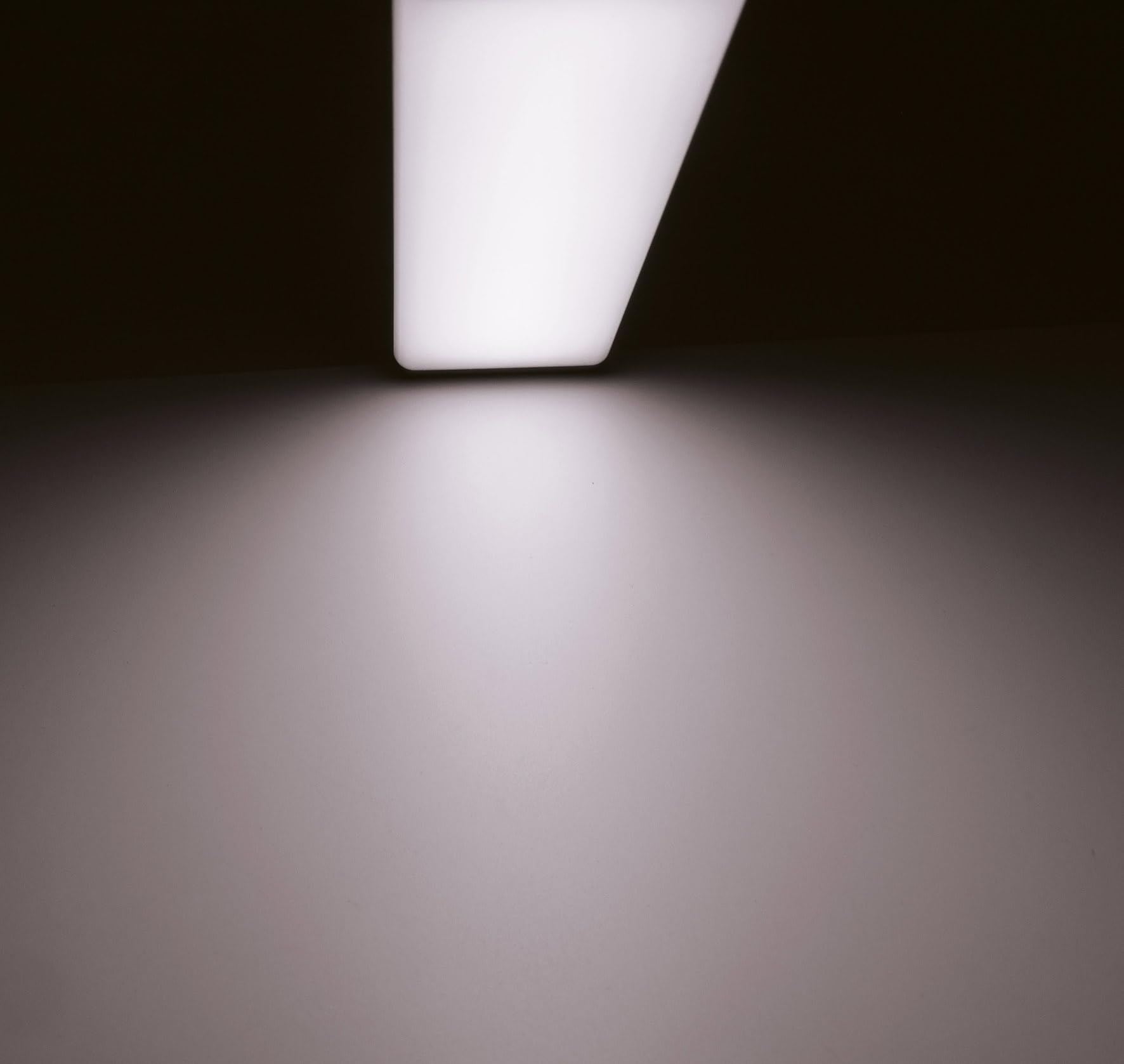 Réglette LED sous meuble - 60 cm - Noir - Barre lumineuse LED avec 2 prises et USB-A/USB-C (PD) - Lumière blanche neutre (4000 K), 1607 lm, montage sous meuble et d'angle