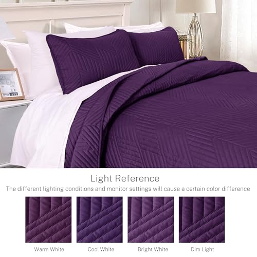 Exclusivo Mezcla California King Quilt Bedding Set, Lightweight Deep Purple Oversized King Bedspreads Soft Modern Geometric Coverlet Set for All Seasons (1 Quilt and 2 Pillow Shams)