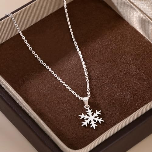 Collar de copo de nieve para lucir en cenas y eventos navideños 3