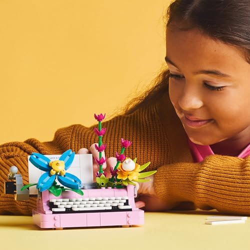 Creator 3 in 1 Macchina da Scrivere con Fiori Giocattolo - Si Trasforma in Keytar o in Vaso di Fiori con Penna e Taccuino - Regalo di Compleanno Creativo per Bambine e Bambini da 8 Anni - 31169 - Lego - Immagine 1