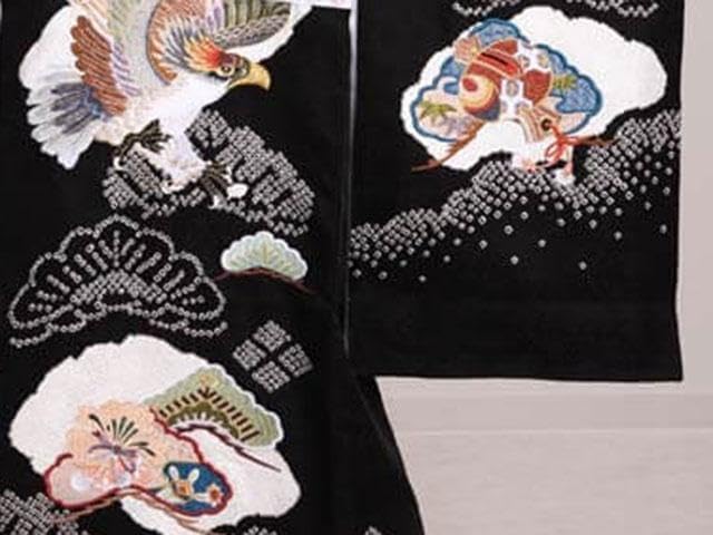 七五三に逸品 正絹綸子黒色に枝垂れ菊と貝桶文 七歳着物フルセット