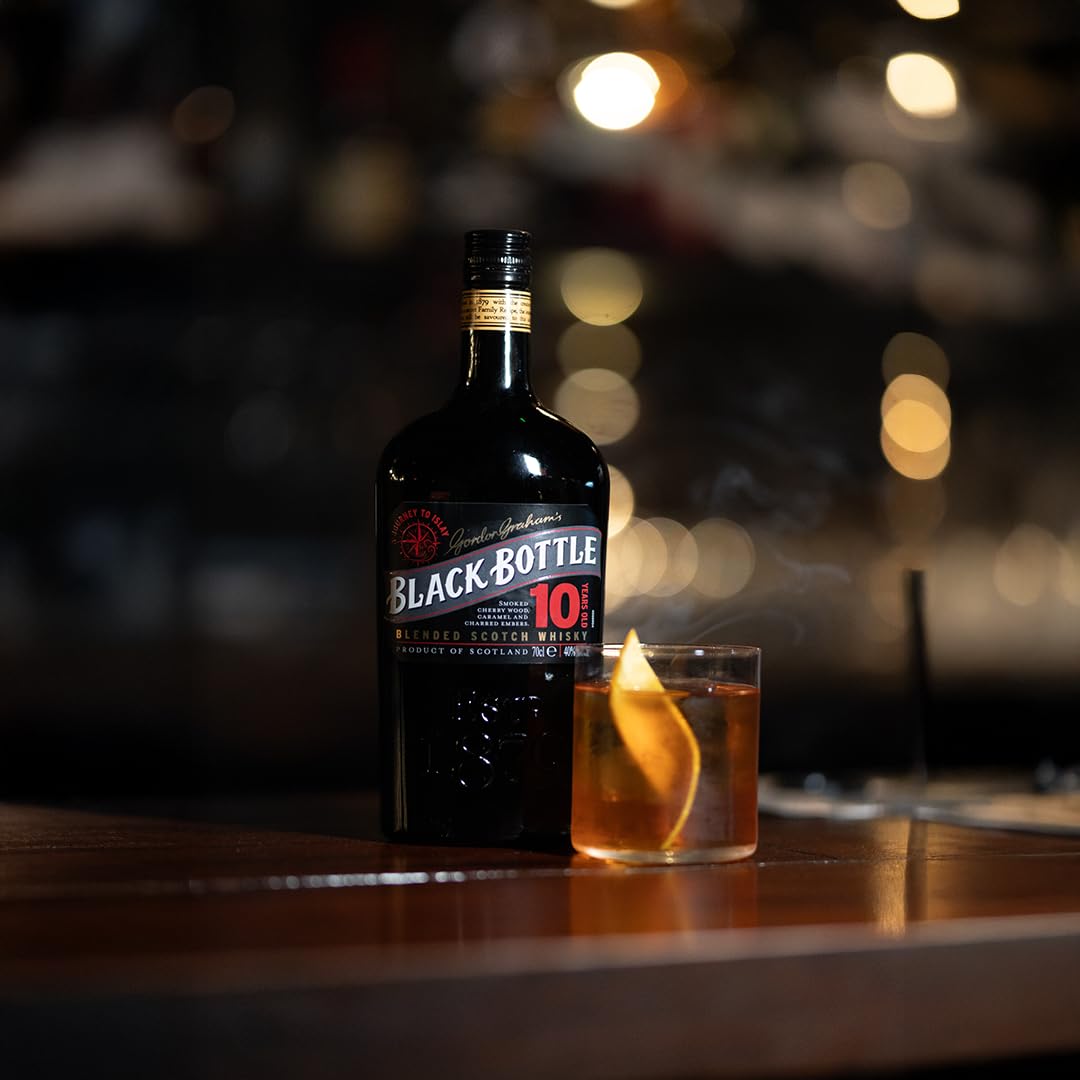 Black Bottle 10 Ans d'Âge | Whisky Scotch Blended | 40% ABV | 70 cl | Fumée de tourbe parfumée | Islay en bouteille | À déguster en Highball fumé, pur ou sur glace | Bousculez les règles