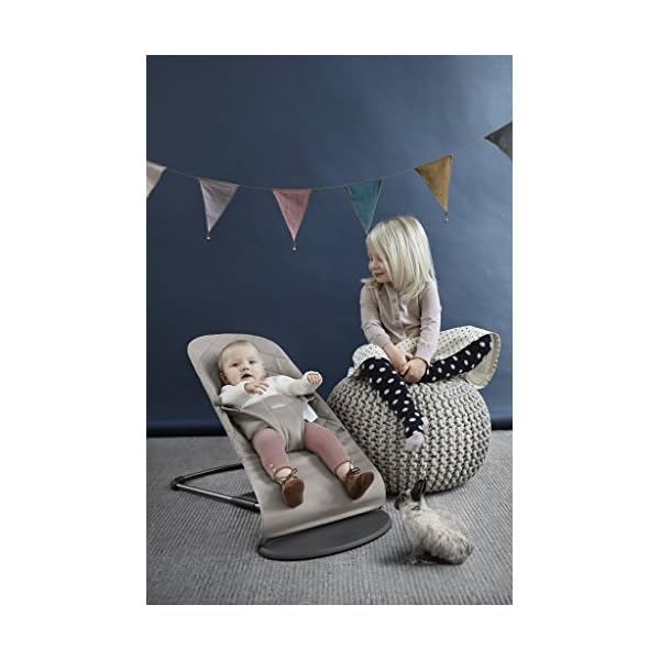 BabyBjörn Babywippe Bliss, Dunkelgrauer Rahmen, Baumwolle, Klassische Steppung, Sandgrau – Bild 5