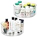 mDesign Set da 2 porta medicine girevole Lazy Susan – Capiente vassoio porta barattoli con due manici laterali – Organizer girevole in plastica per cucina, dispensa, bagno – trasparente