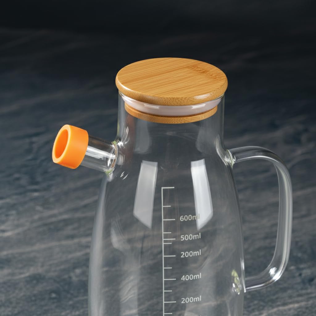 Deconox Borosilikat Cam Yağlık - Bambu Kapaklı ve Ölçü Çizgili Sirkelik | Damlatmaz Ağızlı, Isıya Dayanıklı, Kurşunsuz Yağdanlık (1000 ml)