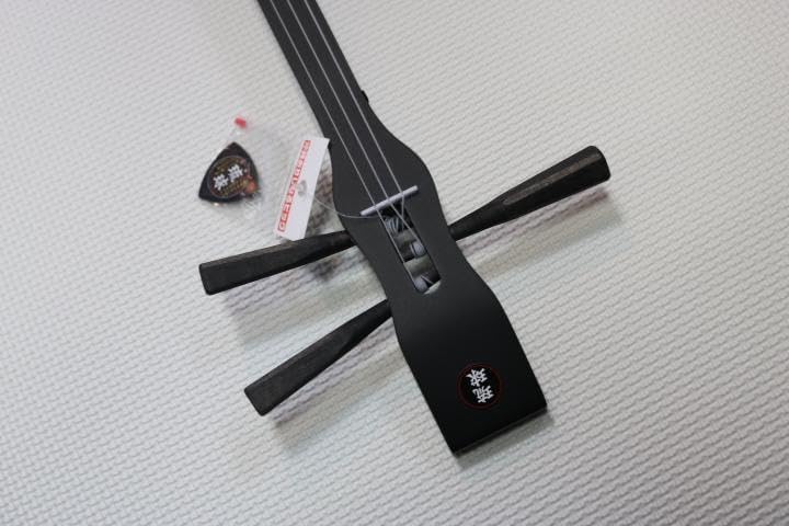 沖縄三線 手作り感溢れる かんから三線セット（金龍柄）胴巻き 未使品