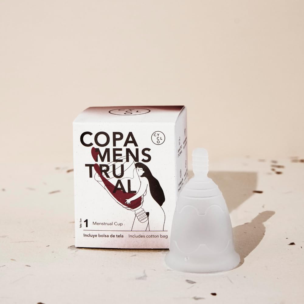 Copa Menstrual Cyclo Nature Talla 1. Blanda con Tirador - Fabricada en España con Silicona Médica Biocompatible - Capacidad de hasta 12 Horas de Uso Sin Vaciado y Cero Pérdidas