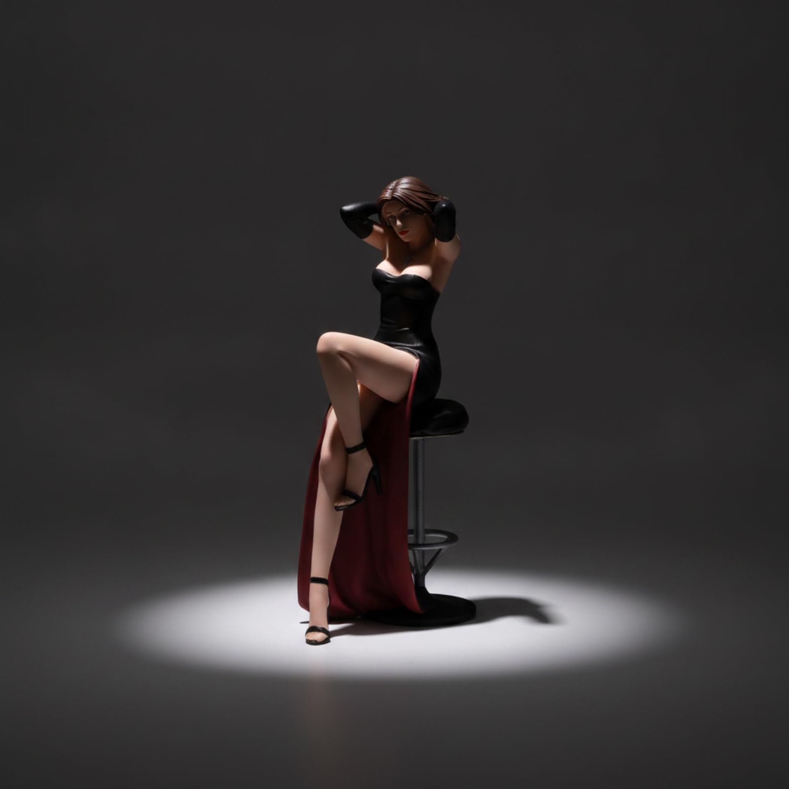 Miniatur Szene Figur Damen Skulptur Figurine Deko Modell aus Harz in Eleganter Sitzpose mit Erhobenen Armen Und Überschlagenem Bein auf Barhocker für, 1/24
