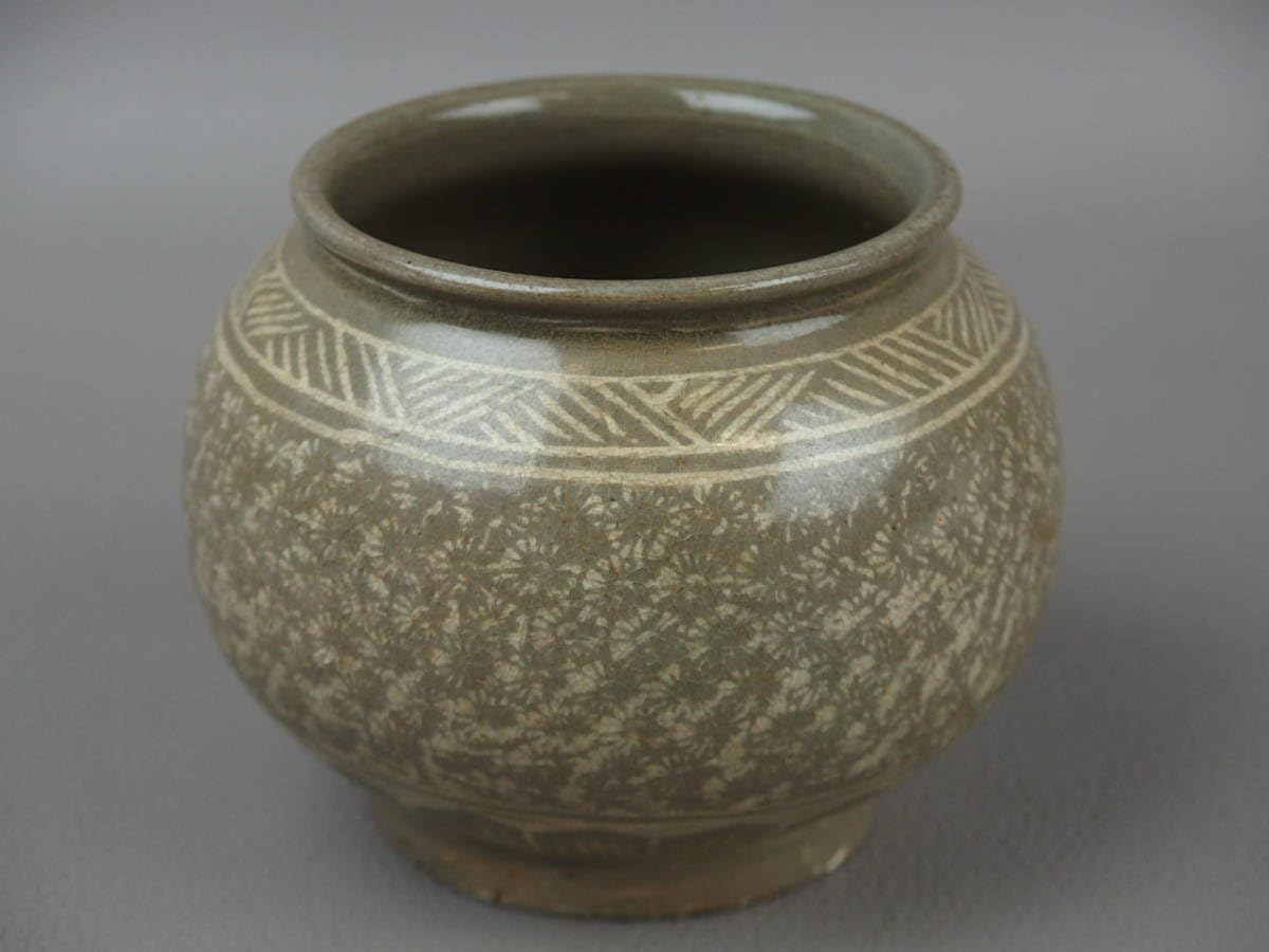 白黒象嵌粉青沙器 高麗茶碗 骨董アンティーク 李朝 asianantique Amazon.co.jp: 【骨董茶道具】李朝高麗時代青磁象嵌花文小壷粉青