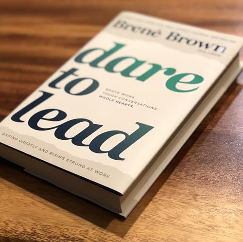 Dare to Lead by Brené Brown, book review Podcast Por  arte de portada