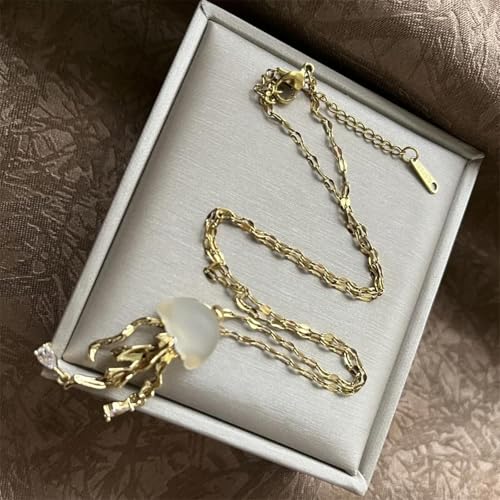 Cadeau bijoux pour elle avec ce collier méduse opale au style unique