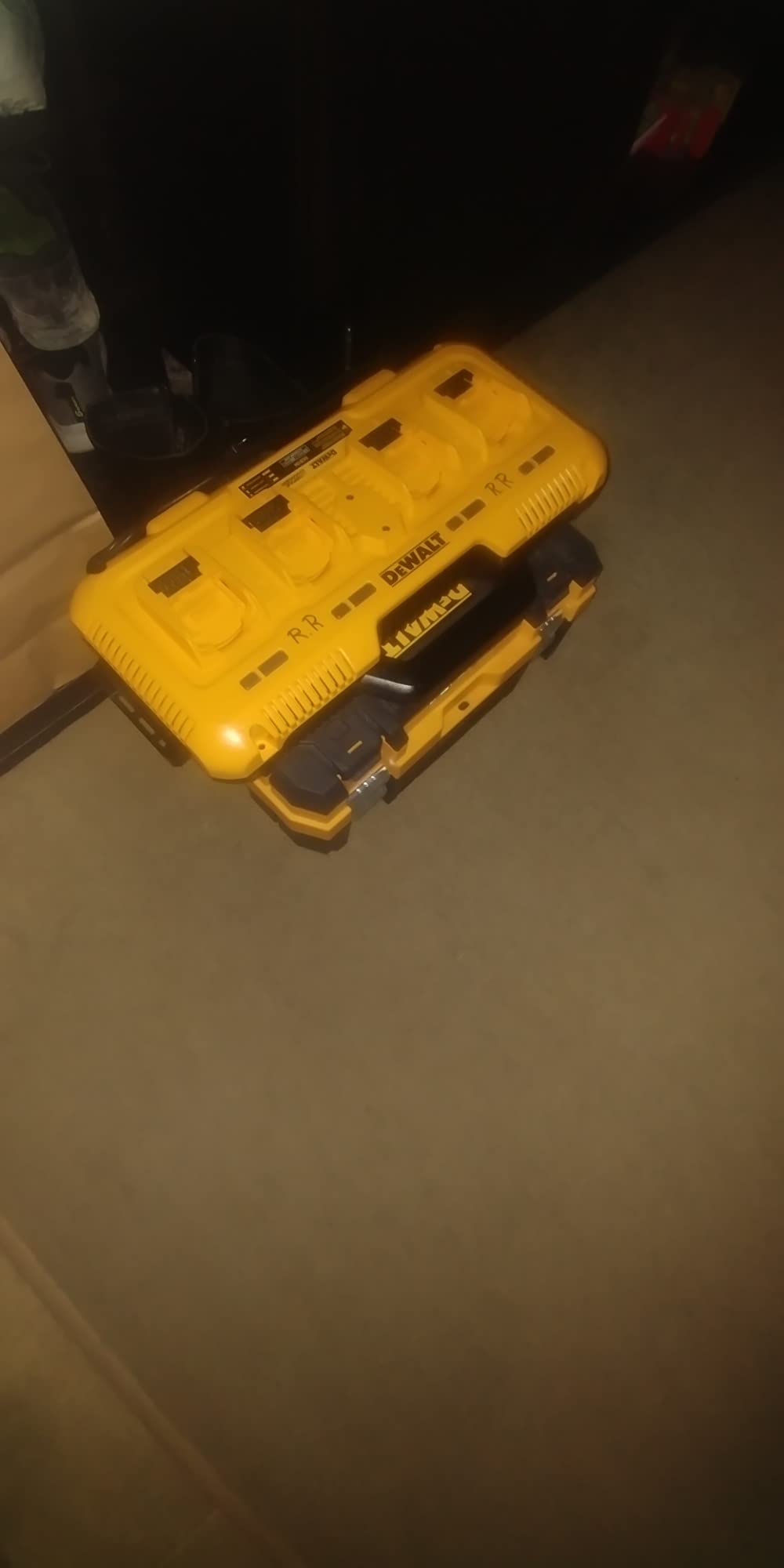 DEWALT 12V/20V/60V MAX Lithium-Ion 4-Port Fast Battery Charger photo review