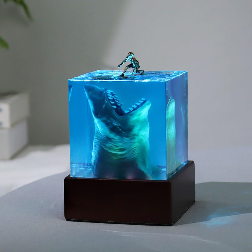 MYBSXKEOZ Shark Diver Night Light Table Lamp, Creative Ocean Resin Lamp, Handmade Resin Shark Lamp,Novelty Night Light Cube Desktop Ornament for Bedroom Office Decoration(5cm)