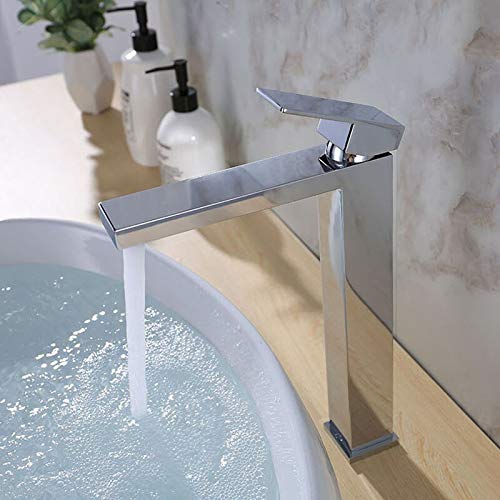 Robinet de lavabo chrome pour une salle de bain moderne et lumineuse