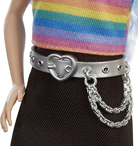 Barbie GRB61 - Fashionistas Puppe (blaue Haare) mit Zubehör, im Outfit mit Regenbogen-Shirt und Schuhen, Spielzeug für… – Bild 6