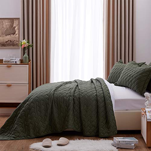 SunStyle Home Quilt Set King Size Olive Green 3 Piece, Ultra Soft Lightweight Luxurious Microfiber Coverlet Modern Style Rectangle Pattern Bedspread Set (Includes 1 Quilt, 2 Pillow Shams)