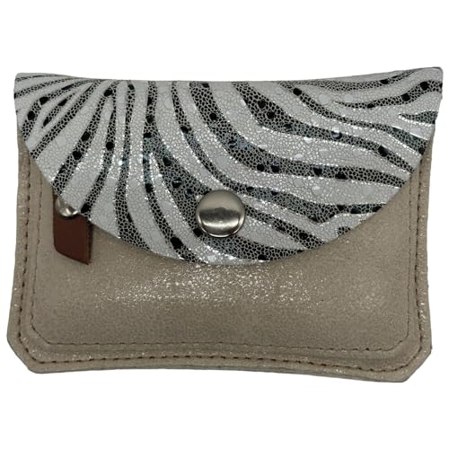 Blanck Monedero Tarjetero Piel Solapa Cebra Beige Mujer. Cierre Estampado de Solapa con Broche. Bolsillo Delantero con Cremallera y Tira de Piel. Medidas 11 x 8 x 1 cm y 26 gr. Fabricado en España.
