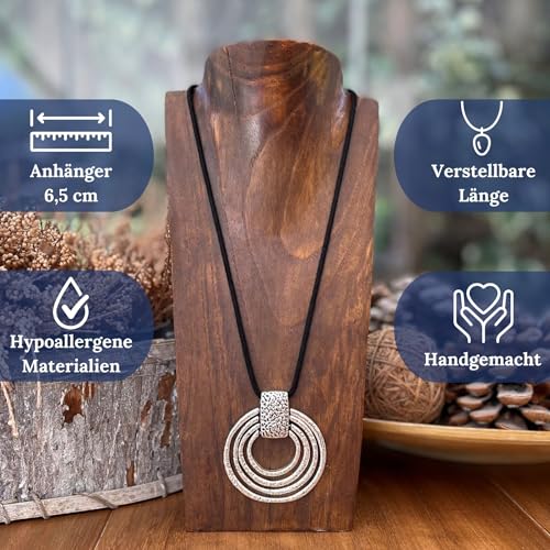 ASTER ALHELÍ Große Damen Halskette mit Silberner Spirale - konzentrische Kreise Kette mit Schwarzem Wildlederband - Lange Kette Damen Verstellbare Höhe - Ideal als Geschenk - Großer Anhänger Frau